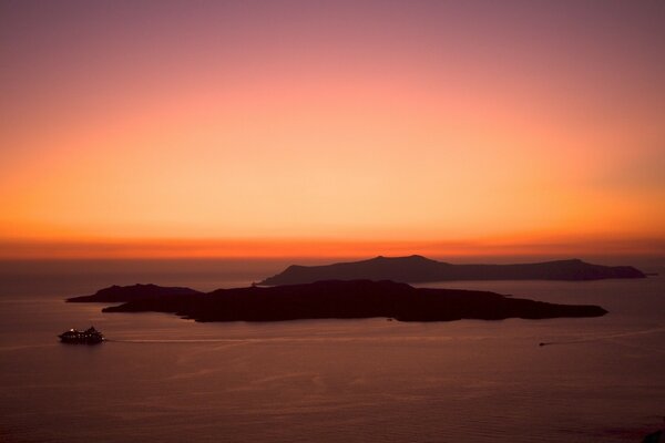 Amanecer sobre una isla en el océano oscuro