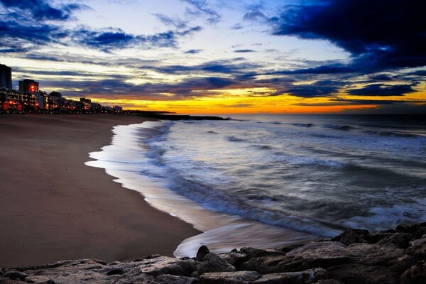 Plage du soir éclairée par les derniers rayons du soleil couchant