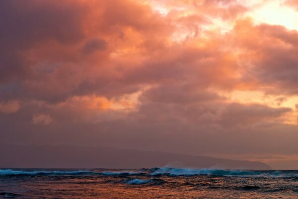 Crépuscule près de la mer agitée