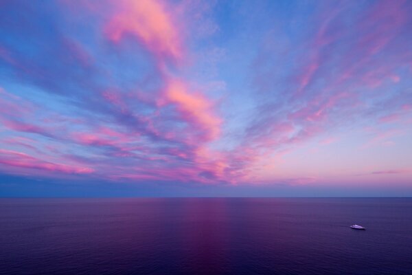 Clouds and a bottomless ocean leading away into the distance