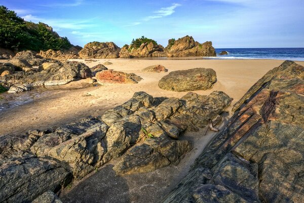 Playa rocosa cerca del océano