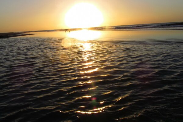 Amanecer sobre las aguas negras del océano