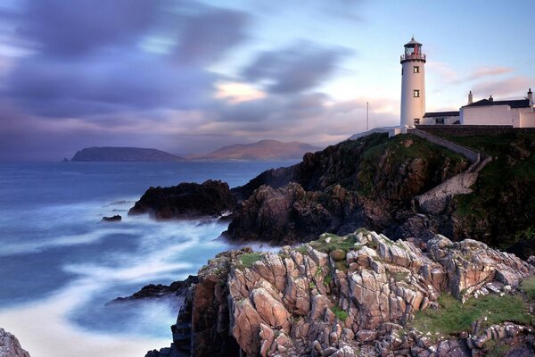 Le phare éclaire le chemin des marins