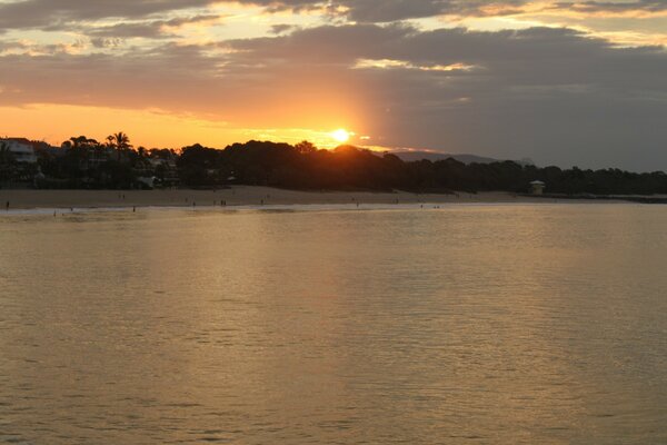 Una tranquila puesta de Sol en un río tranquilo