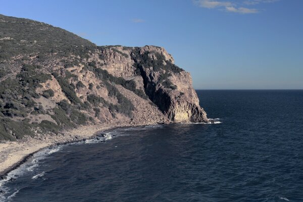 Falaise de pierre sur la côte de l océan