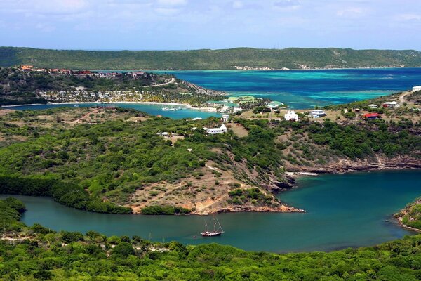 Baie de mer avec des maisons sur fond de ciel bleu clair