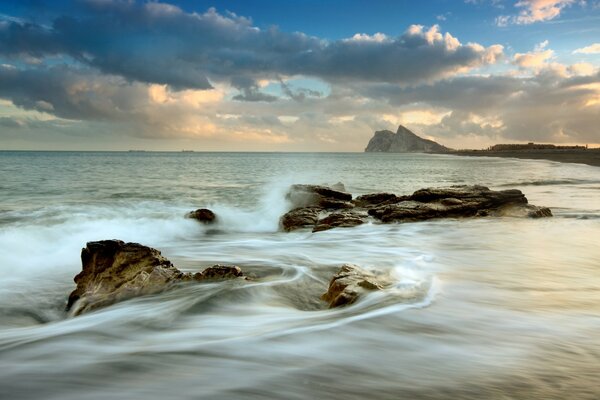 Paisagem do mar com uma rocha à distância