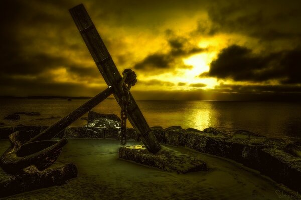 Anker am Meer bei Sonnenuntergang gelassen