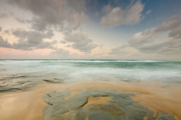 Praia de areia com o mar longe