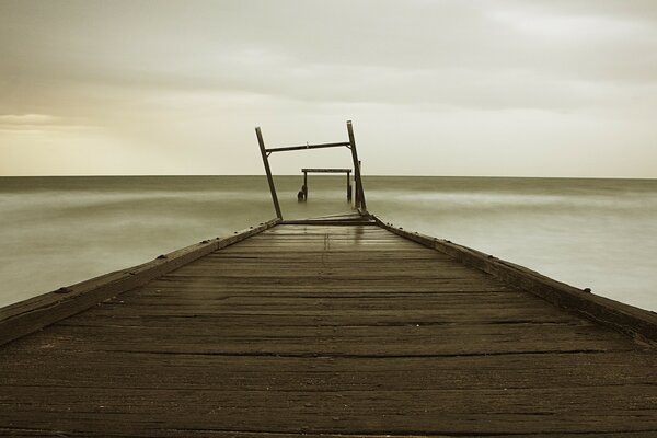 Alter hölzerner Pier