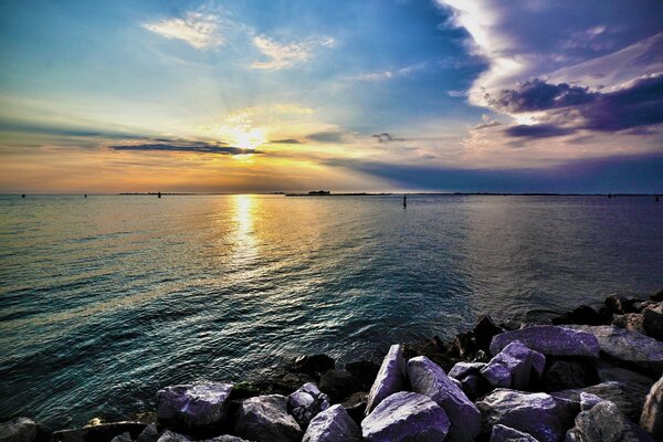 Tramonto sul mare. Riflesso del sole nell acqua