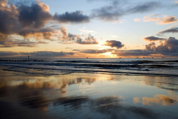 Mar ao amanhecer com belas nuvens