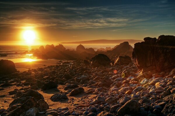 Costa rocciosa contro il sole splendente