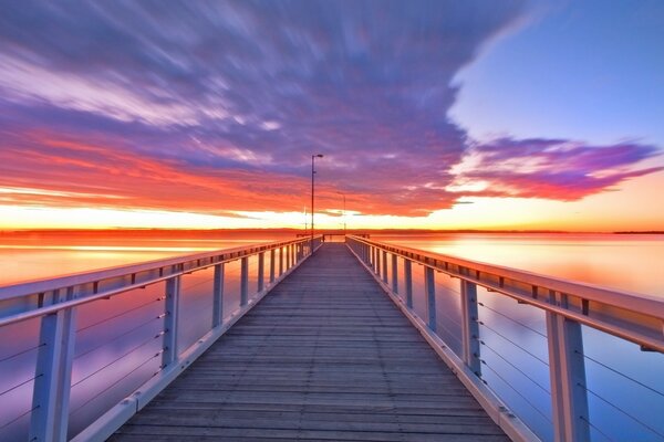 Puente de la oscuridad en el muelle del mar