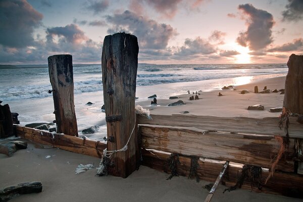 Schöner Strand und Meer im Morgengrauen