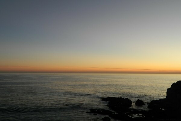 Gradient Sonnenuntergang am Horizont am Meer