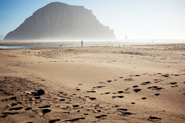 Plage de sable avec des traces de pieds