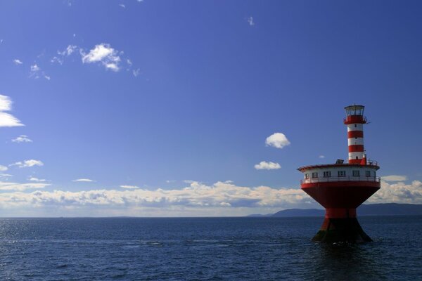 Ein einsamer Leuchtturm mitten im blauen Ozean