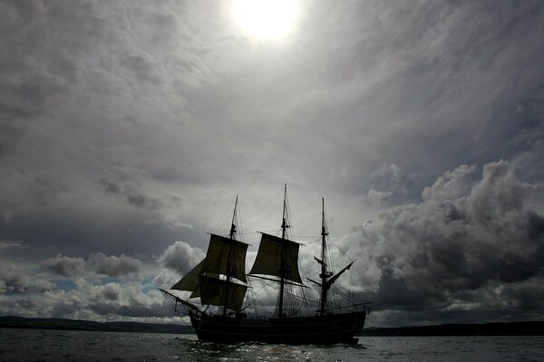 A viagem de um navio solitário na vastidão da superfície da água