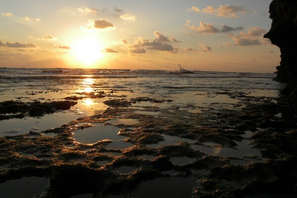 Strand am Meer bei Sonnenuntergang mit Sand in gelben Farben