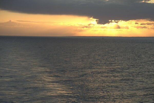 Schöner gelber Sonnenuntergang am Meer