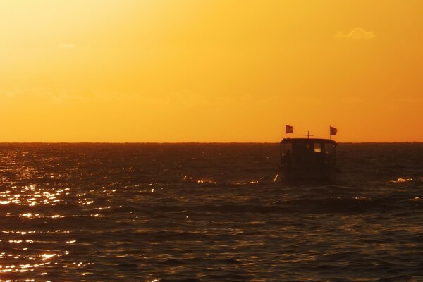 U-Boot im gelben Sonnenuntergang