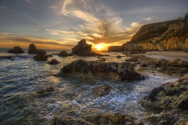 Increíblemente brillante paisaje de puesta de sol en el océano