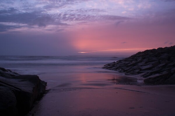 Le crépuscule a capturé la mer et le rivage