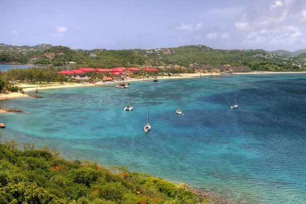 La mer bleue lave le rivage