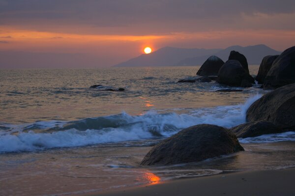 Très beau coucher de soleil sur la plage au bord de l océan