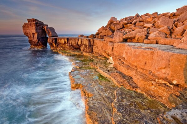 Rocce maestose sulle acque dell oceano