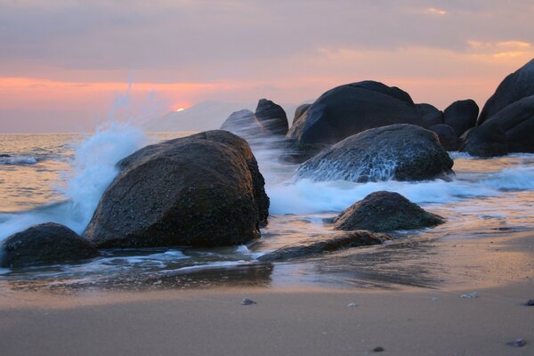 Wave energy on coastal rocks