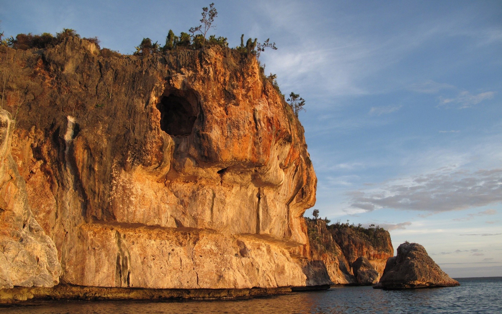 mer et océan eau mer voyage océan rock mer paysage plage nature scénique à l extérieur ciel roches lumière du jour géologie vacances grotte baie île