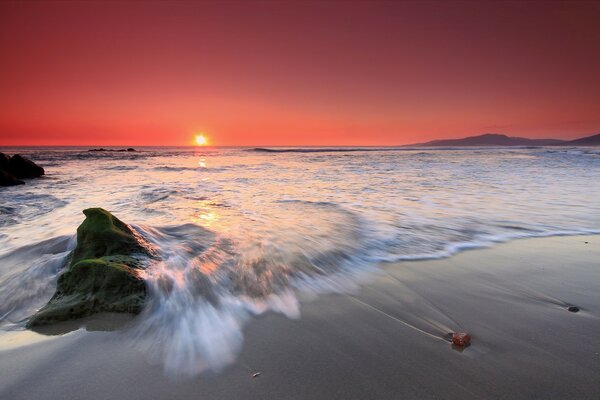 Meer Strand mit Wellen auf Sonnenuntergang Hintergrund