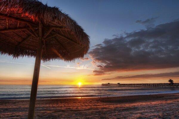 Puesta de sol del mar y el cielo