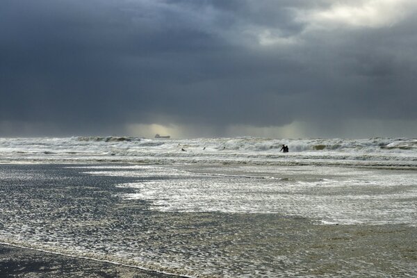 Ein Sturm zieht an den Strand