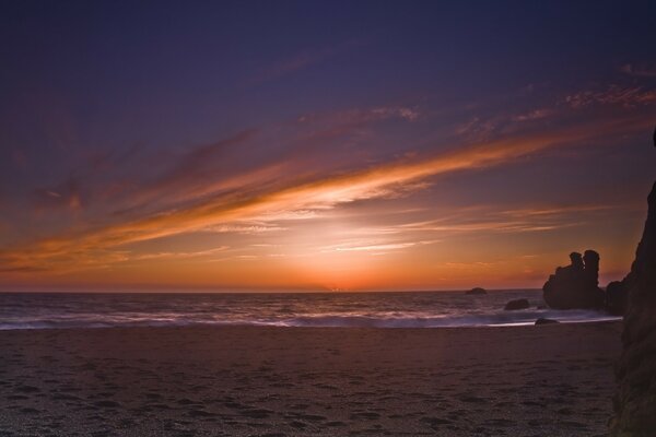 Puesta de sol en la playa de arena