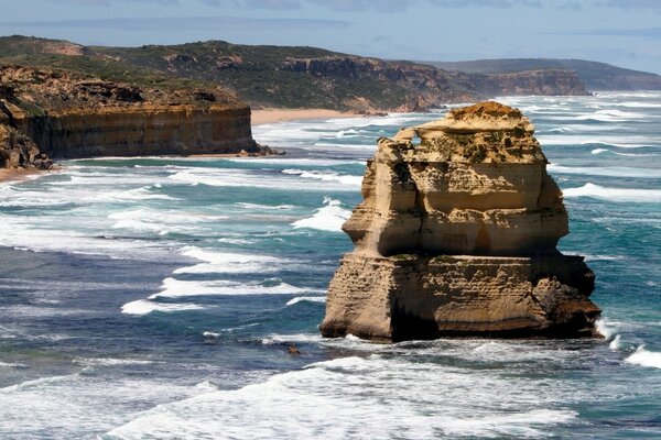 Costa del mar con interesantes composiciones naturales