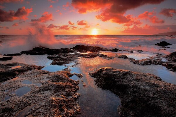 Il sole splende oltre l orizzonte dell oceano