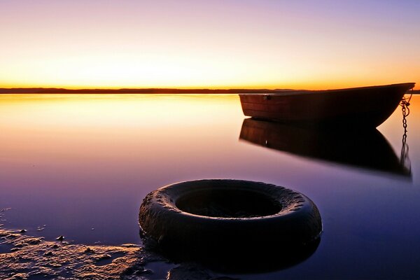 Bateau sur la surface de la mer calme