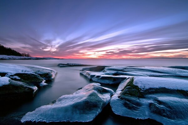 Coucher de soleil extraordinaire de la mer d hiver