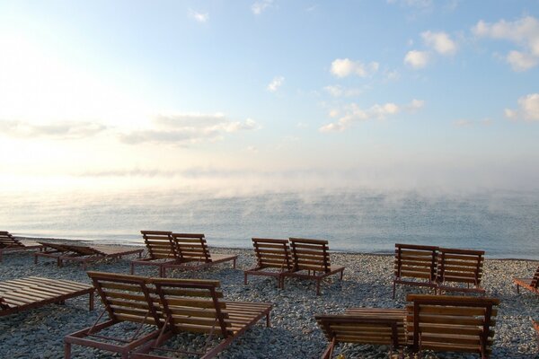 Morgendämmerung am Strand am Meer