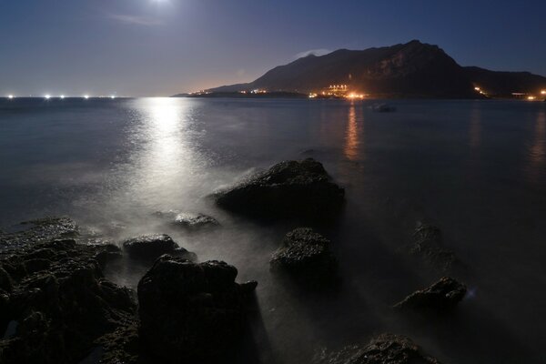 Mar à noite, caminho da lua na água