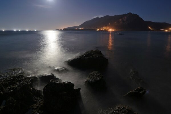 夜晚的大海，水面上的月光小路