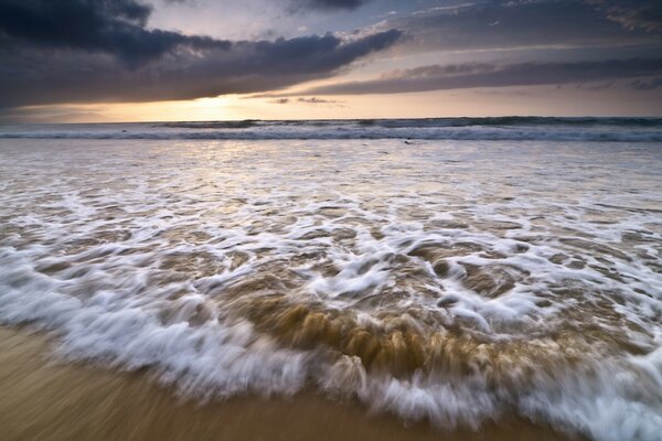 Surf en la playa de arena