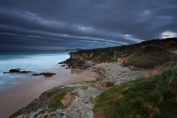 Nuages épais sur la mer