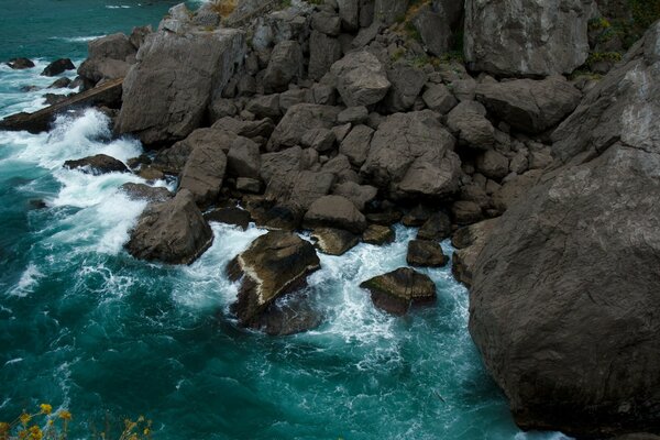 Fragments of rocks in the waters of the ocean