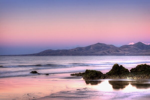 Costa rocosa del océano al atardecer