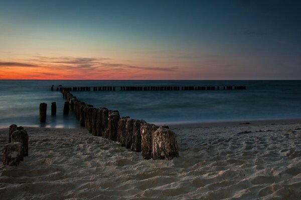 Meer in der Nacht, weißer Sand