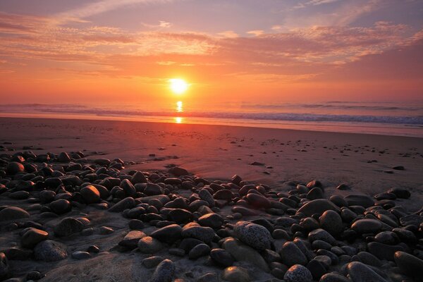 Sonnenuntergang am Strand und Reflexion im Wasser